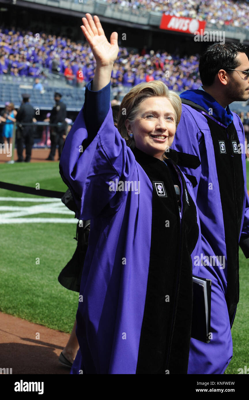 Il segretario di Stato Hillary Rodham Clinton, presso la New York University 2009 Cerimonia di inizio allo Yankee Stadium di New York City. Maggio 13, 2009. Credito: Dennis Van Tine/MediaPunch Foto Stock