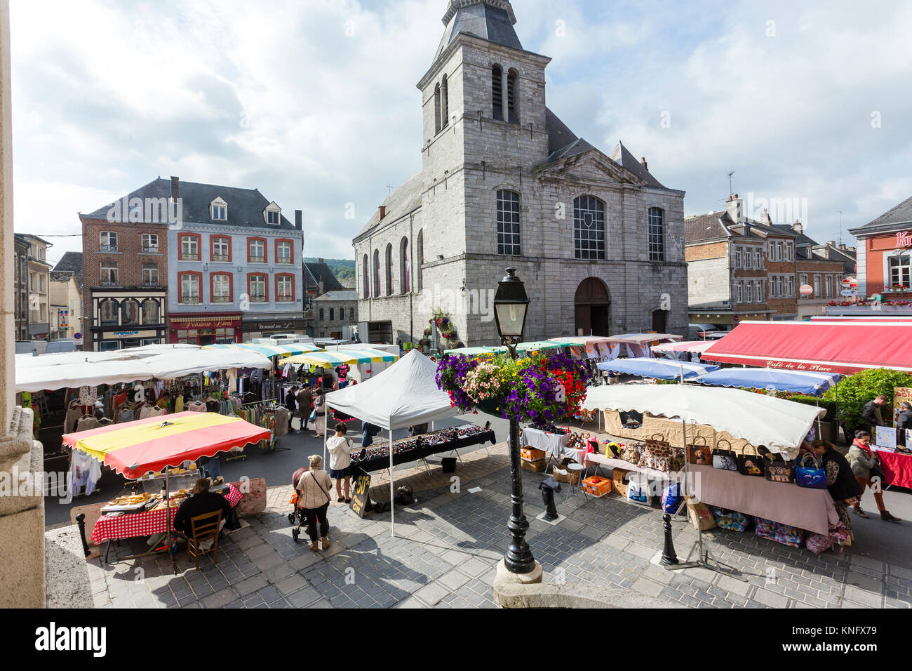Francia, Ardenne (08), Parc naturel régional des Ardennes, Givet, le marché en centre ville // Francia, Ardenne, Ardenne Parco Naturale Regionale, Givet, Foto Stock