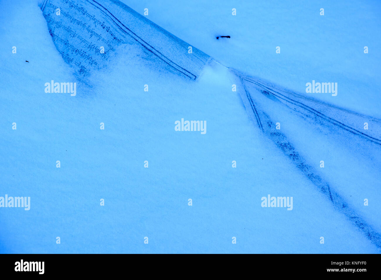 Preghiera tibetano bandiere coperte di neve Foto Stock