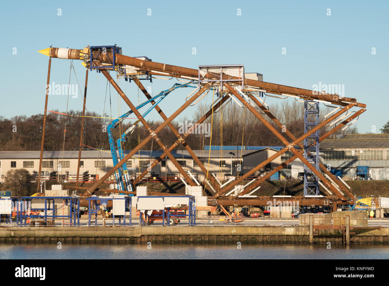 Turbina eolica supporto essendo costruito a Smulders Adriano cantiere sul Tyne, Wallsend, North East England, Regno Unito Foto Stock