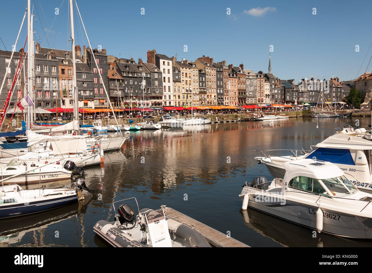 Il vecchio porto di Honfleur, Normandia Francia in una giornata di sole in estate Foto Stock