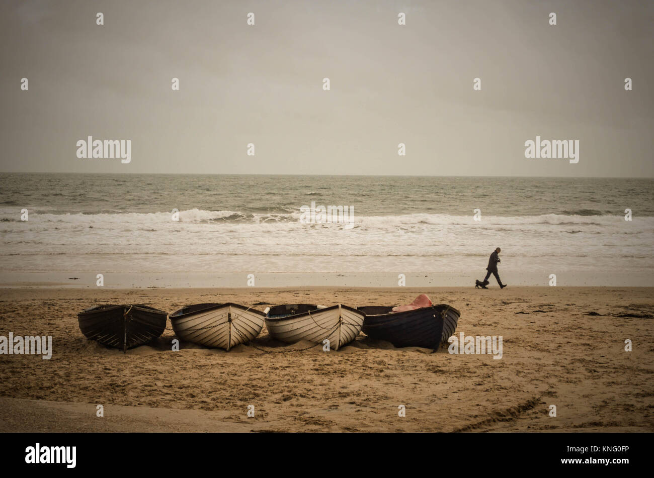 Lonely a piedi sulla spiaggia Foto Stock