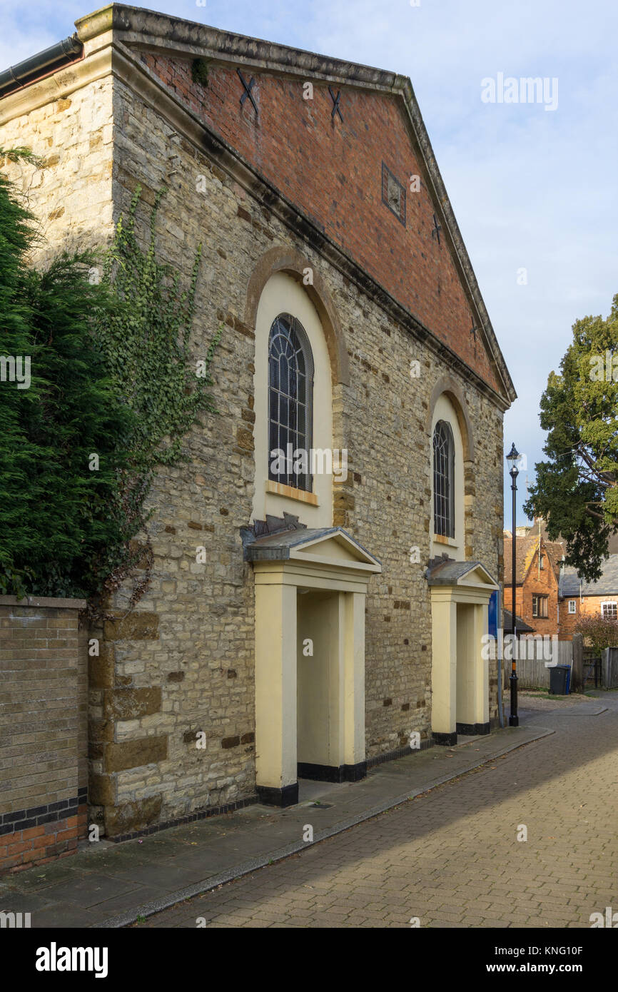 La facciata di San Tommaso più Chiesa cattolica nella città mercato di Towcester, Regno Unito Foto Stock