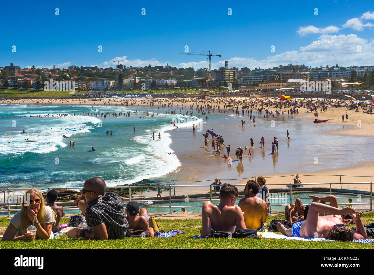 Un affollato Bondi Beach in un giorno d'estate. Sydney, NSW. Australia Foto Stock