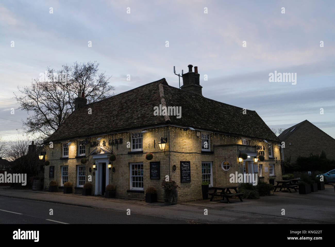 Lion e agnello casa pubblica accesa fino al tramonto su Milton high street Foto Stock