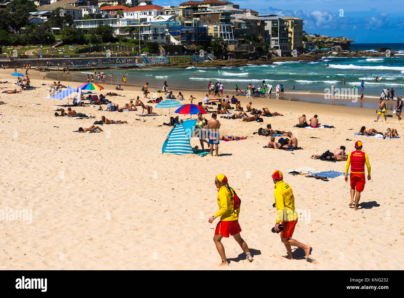 Bagnini in esecuzione su Bondi Beach in un giorno d'estate. Sydney, NSW. Australia. Foto Stock