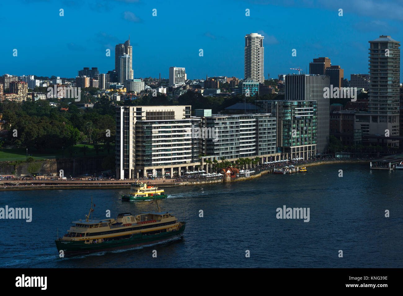 Vista aerea di traghetti sul loro approccio al Circular Quay con appartamenti Bennelong aka il tostapane. Centro di Sydney, Nuovo Galles del Sud Australia. Foto Stock