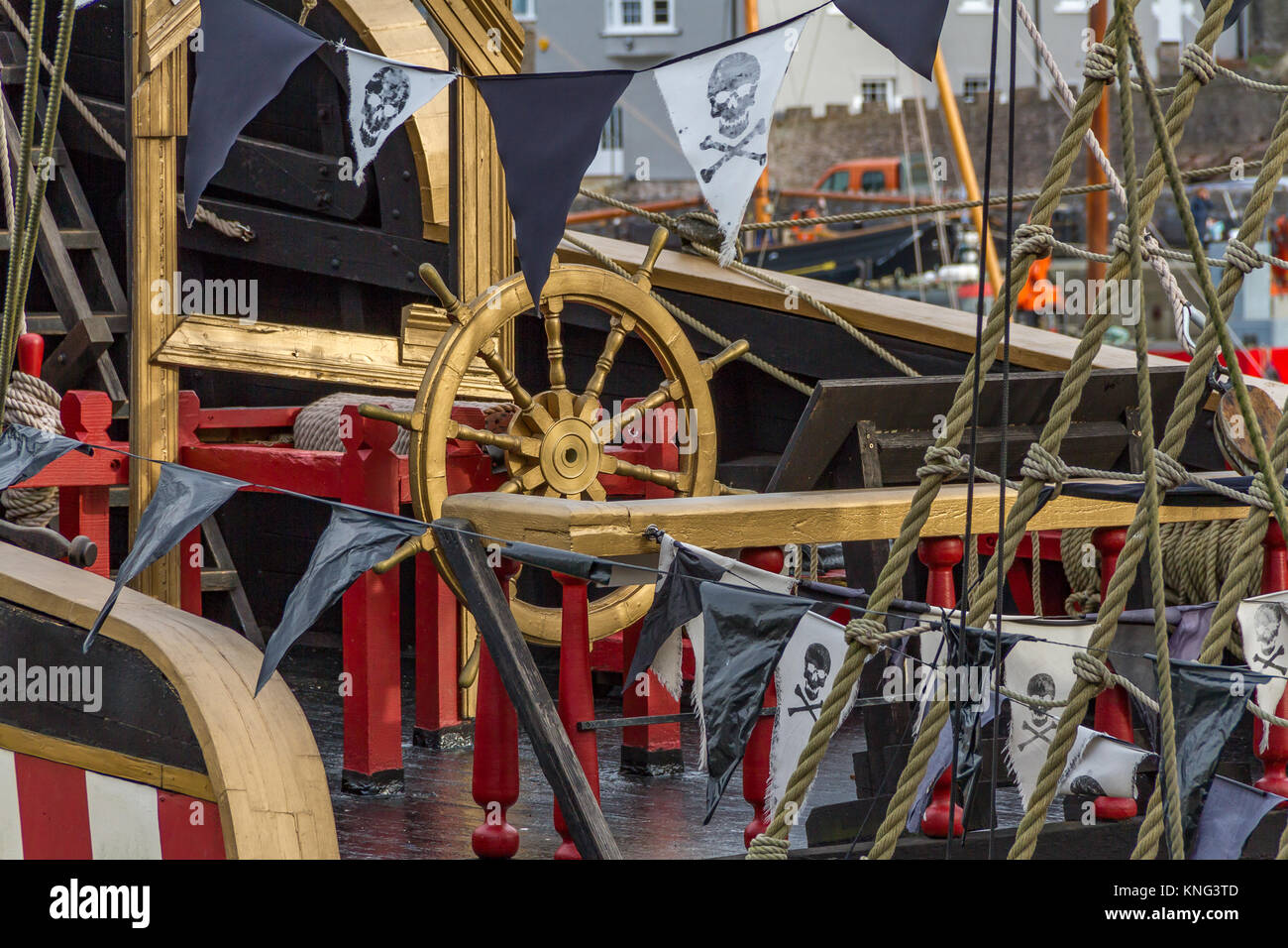 La ruota della replica barca 'Golden Hind' situato nel porto a Brixham, Torbay, Devon, Regno Unito Foto Stock