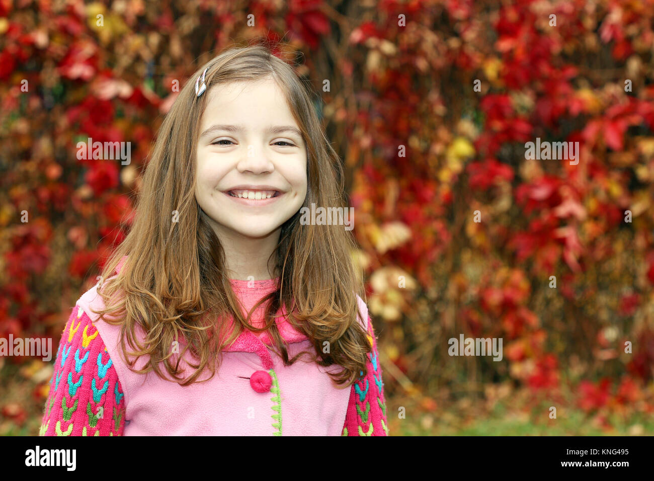 Felice bambina in autunno park ritratto Foto Stock