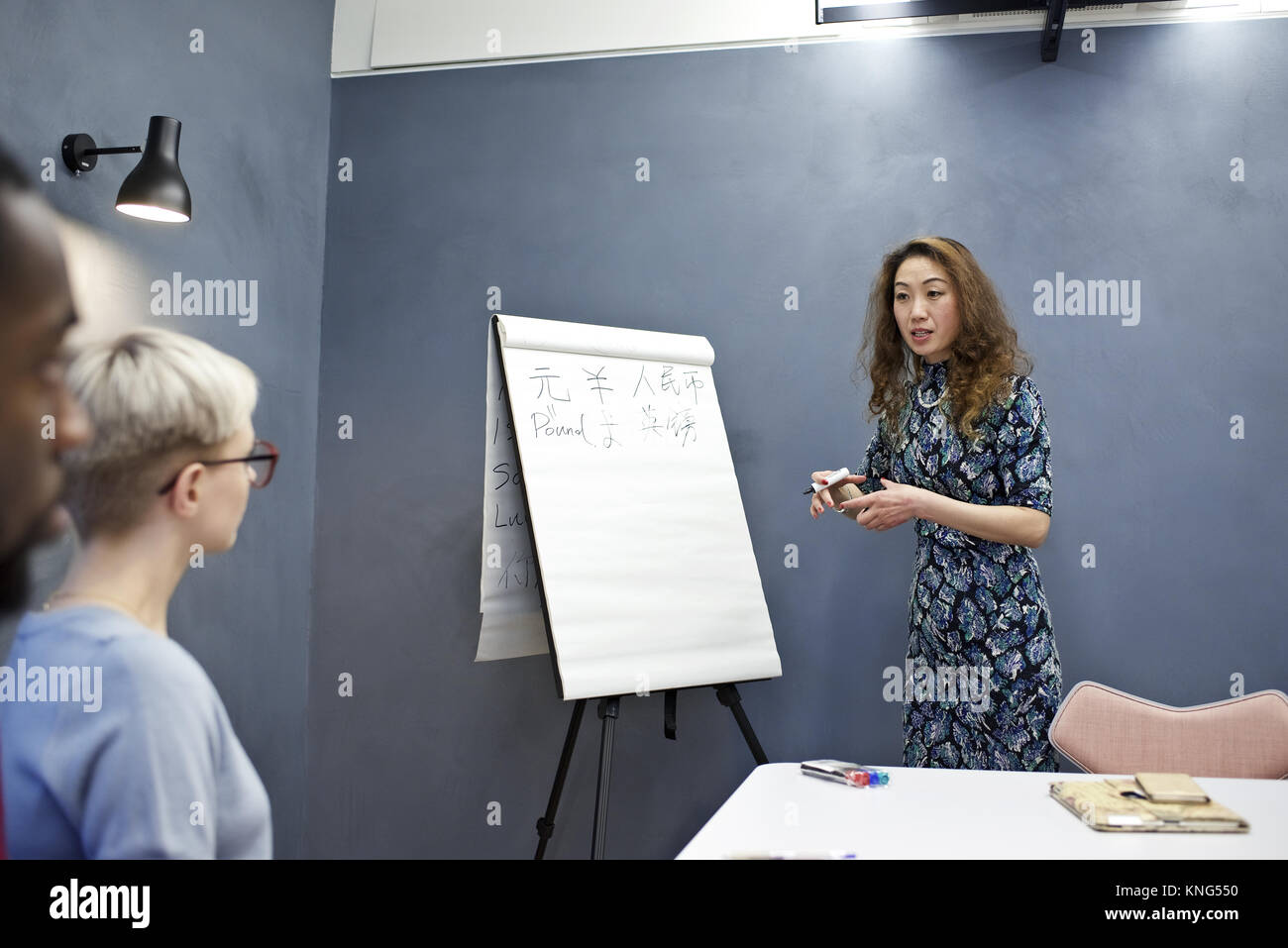 La lingua cinese insegnante coaching colleghi in un cinese linguaggio di business class Foto Stock