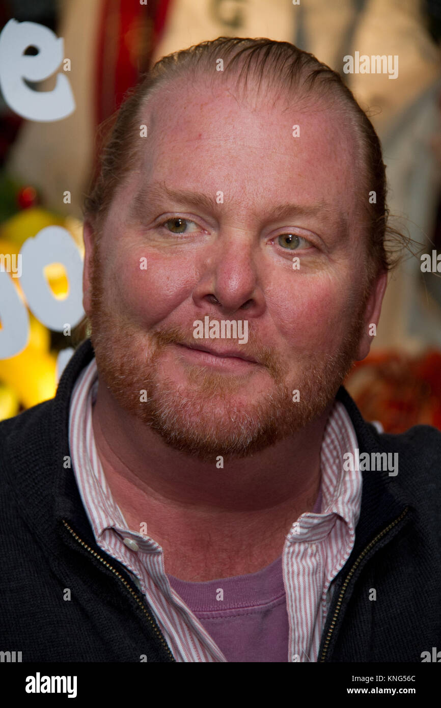 Mario Batali assiste BARNEYS' buongustai Holiday Windows scoprimento al Barneys Madison Avenue a Novembre 16, 2010 a New York. Foto Stock