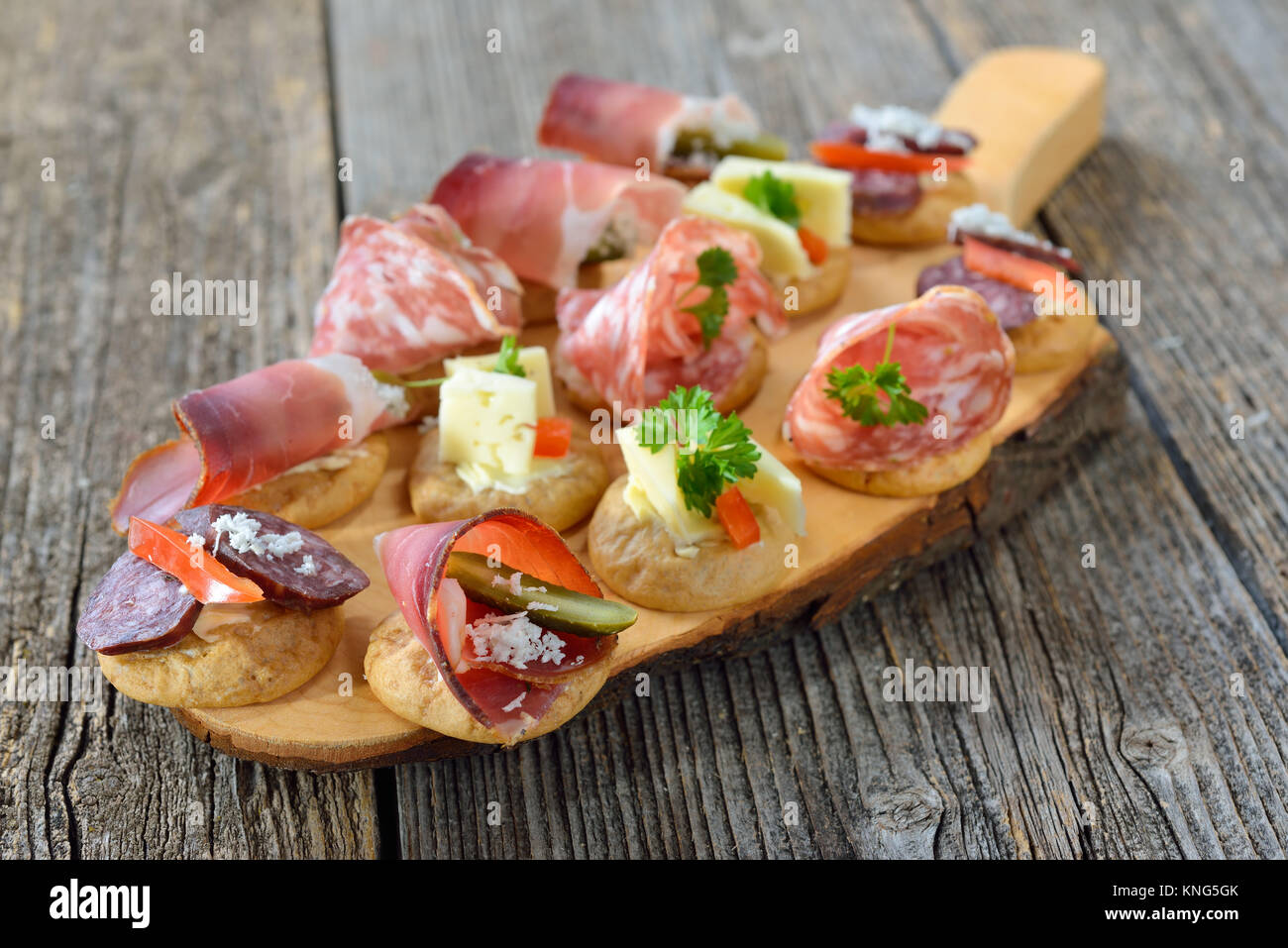 Sudtirolese antipasti: Locale croccante pane di segale con pancetta affumicata, vino abbondante formaggio e salame italiano Foto Stock