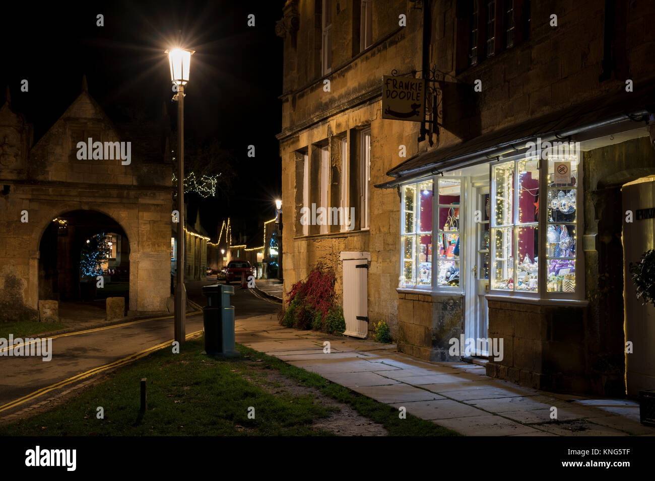 Frankie doodle shop Natale visualizzazione finestra di notte a Chipping Campden, Cotswolds, Gloucestershire, Inghilterra Foto Stock