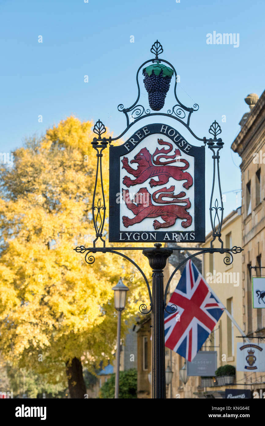 Lygon Arms Hotel sign in autunno. Chipping Campden, Cotswolds, Gloucestershire, Inghilterra Foto Stock