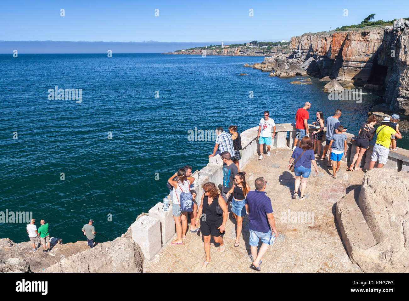 Cascais, Portogallo - Agosto 14, 2017: turisti osservare Boca do Inferno. Scogliere sul mare con l'inferno della voragine di bocca Foto Stock