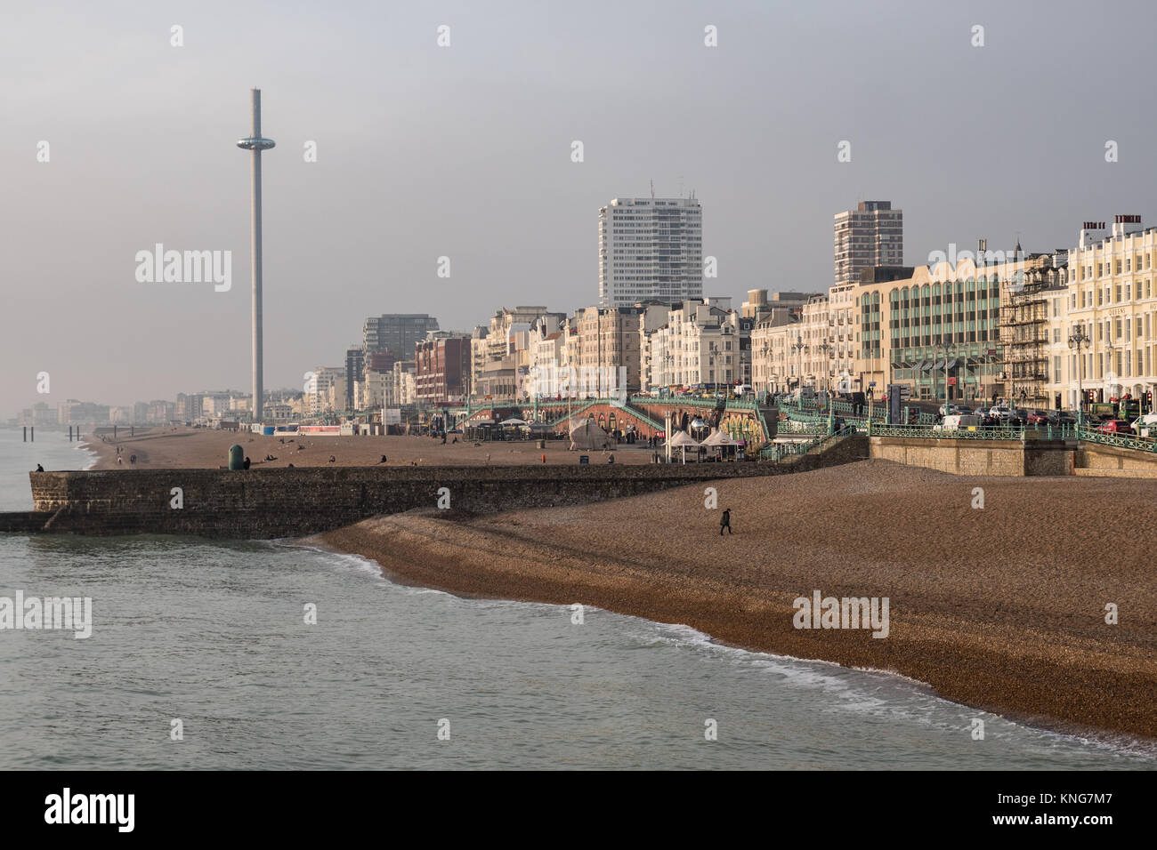 La spiaggia di Brighton e la British Airways i360 piattaforma di visualizzazione verticale e cabinovia attrazione, Brighton, Sussex, Inghilterra, Regno Unito. Foto Stock