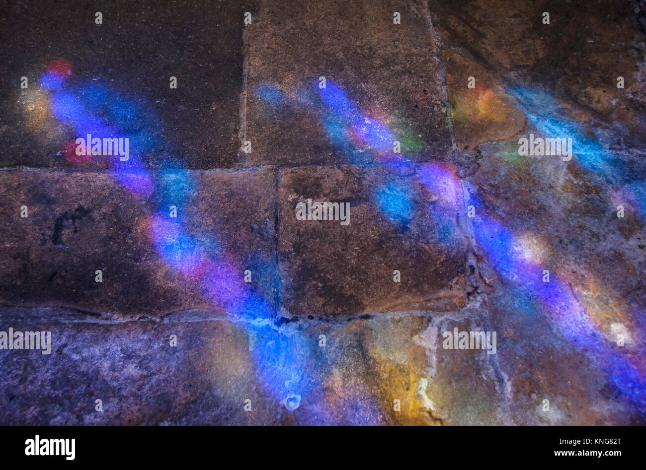 Colorate in blu le riflessioni da staned finestre di vetro sul pavimento di pietra a Sarlat cattedrale, Francia Foto Stock