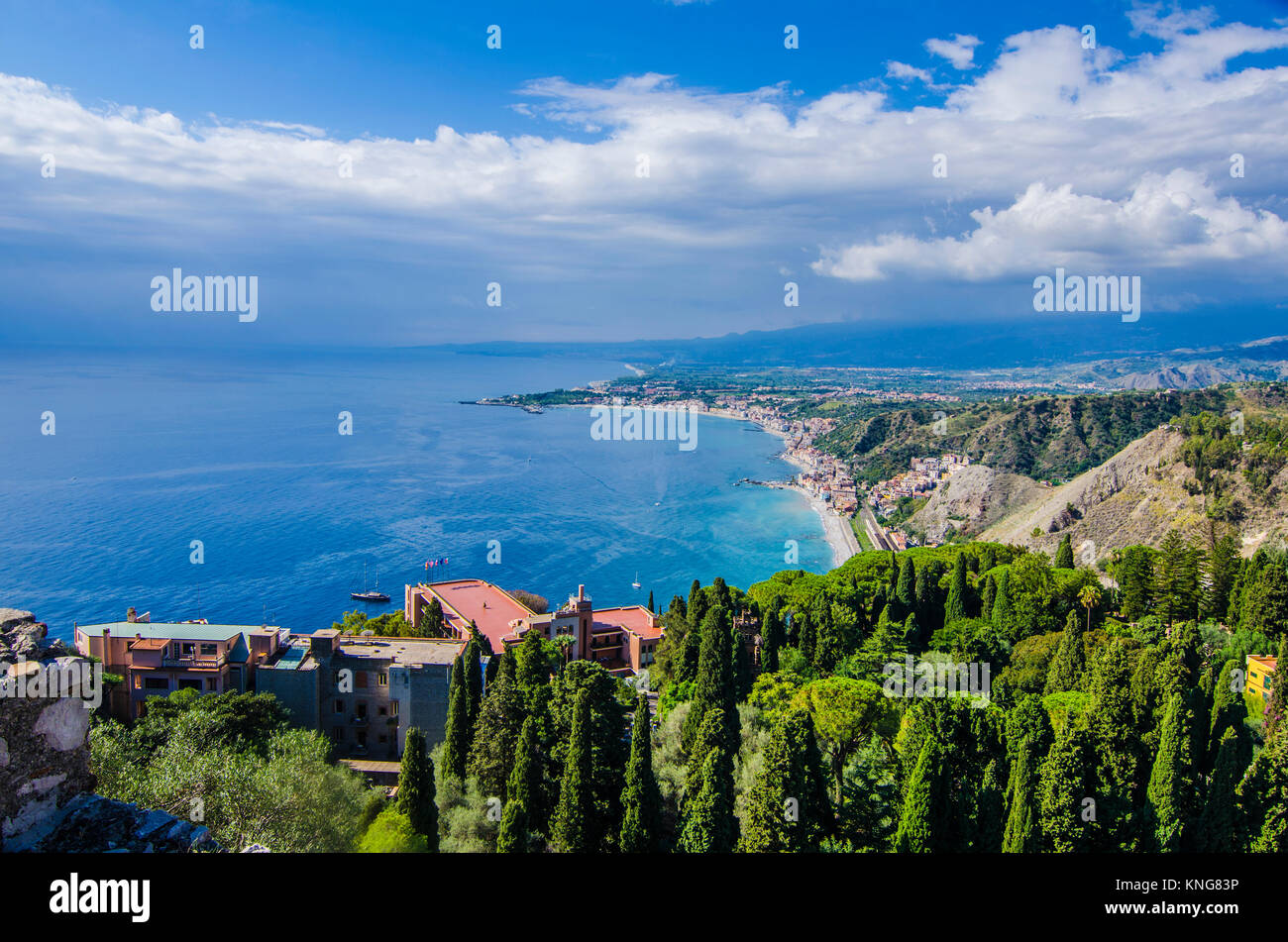 La geografia della costa siciliana visto dalla città di Taormina Foto Stock