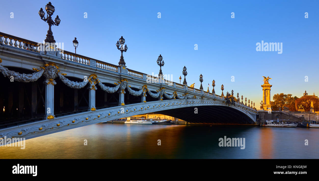 Pont ponte Alexandre III e la Senna al tramonto (panoramico). Ottavo Arrondissement, Parigi, Francia Foto Stock