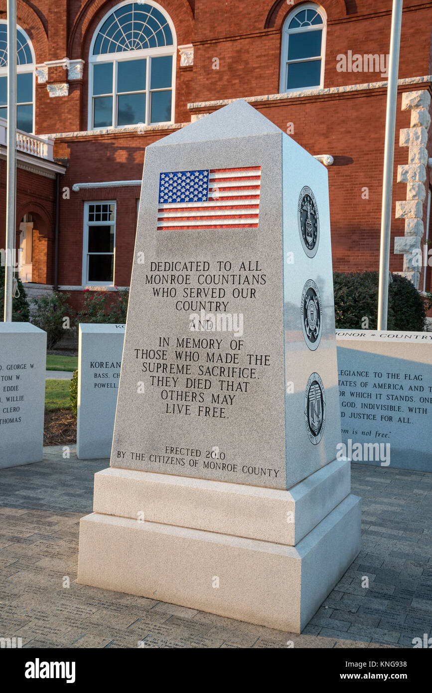Monroe County Courthouse in Forsyth, Georgia, offre un memoriale di servizio locale di soci che hanno perso la loro vita al servizio del loro paese. Foto Stock