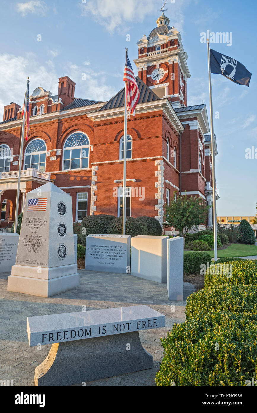 Monroe County Courthouse in Forsyth, Georgia, offre un memoriale di servizio locale di soci che hanno perso la loro vita al servizio del loro paese. Foto Stock