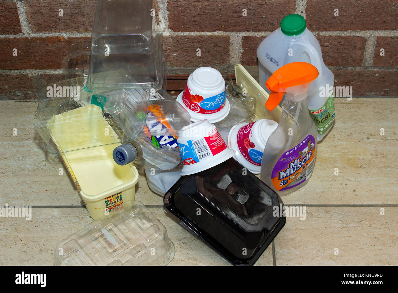 Riciclabile assortiti in plastica per uso domestico Rifiuti raccolti in una casa dei pensionati in Bangor County Down in Irlanda del Nord in un periodo di alcuni giorni solo Foto Stock