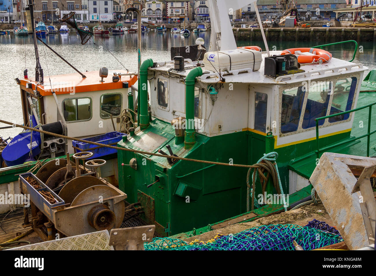 Barche da pesca ormeggiate fino a fianco a fianco a Brixham Harbour. Brixham, Torbay, Devon, Regno Unito Foto Stock