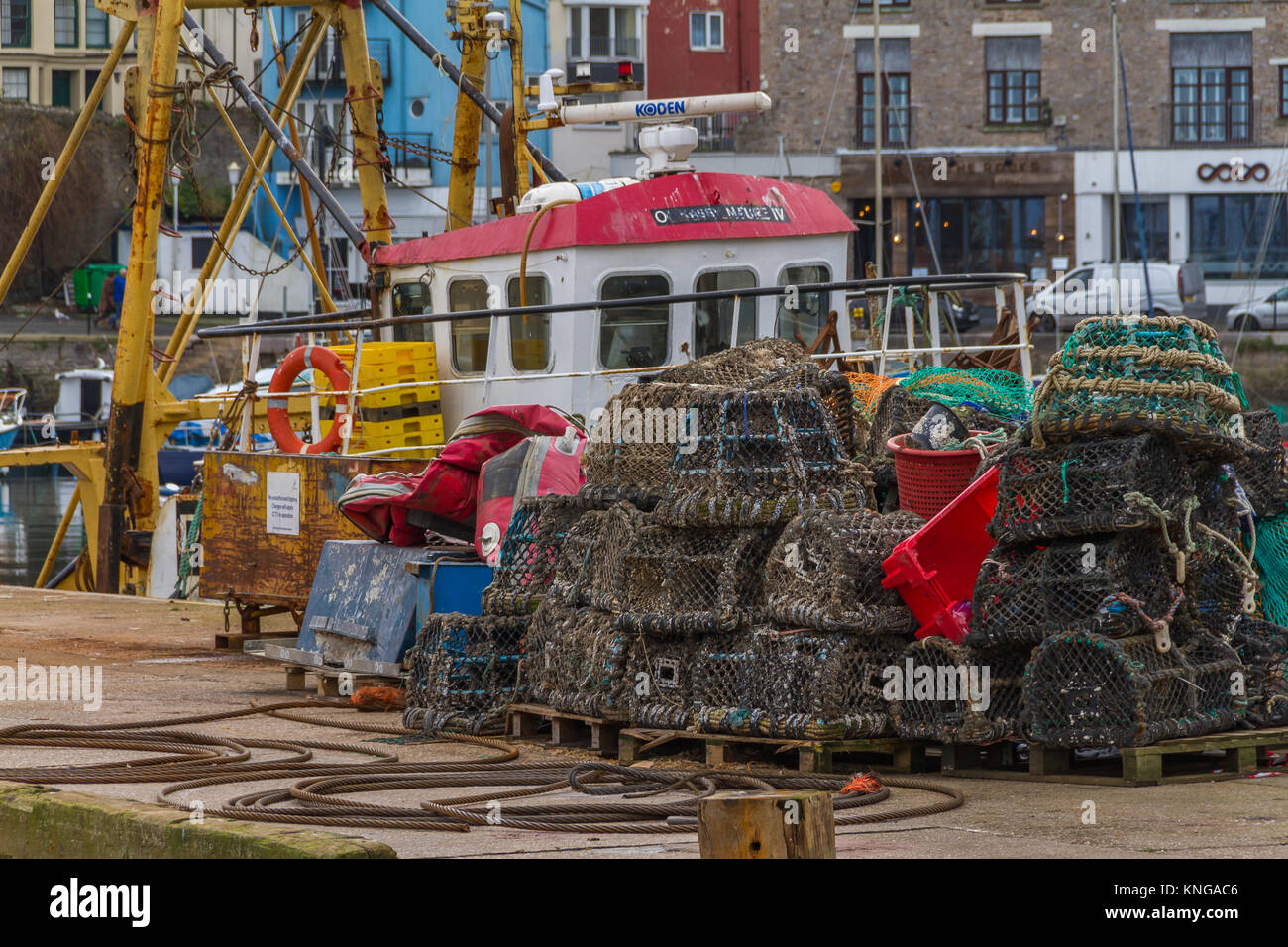 La pesca in barca ormeggiata al Porto di Brixham con attrezzatura sull'Harbourside. Brixham, Torbay, Devon, Regno Unito Foto Stock