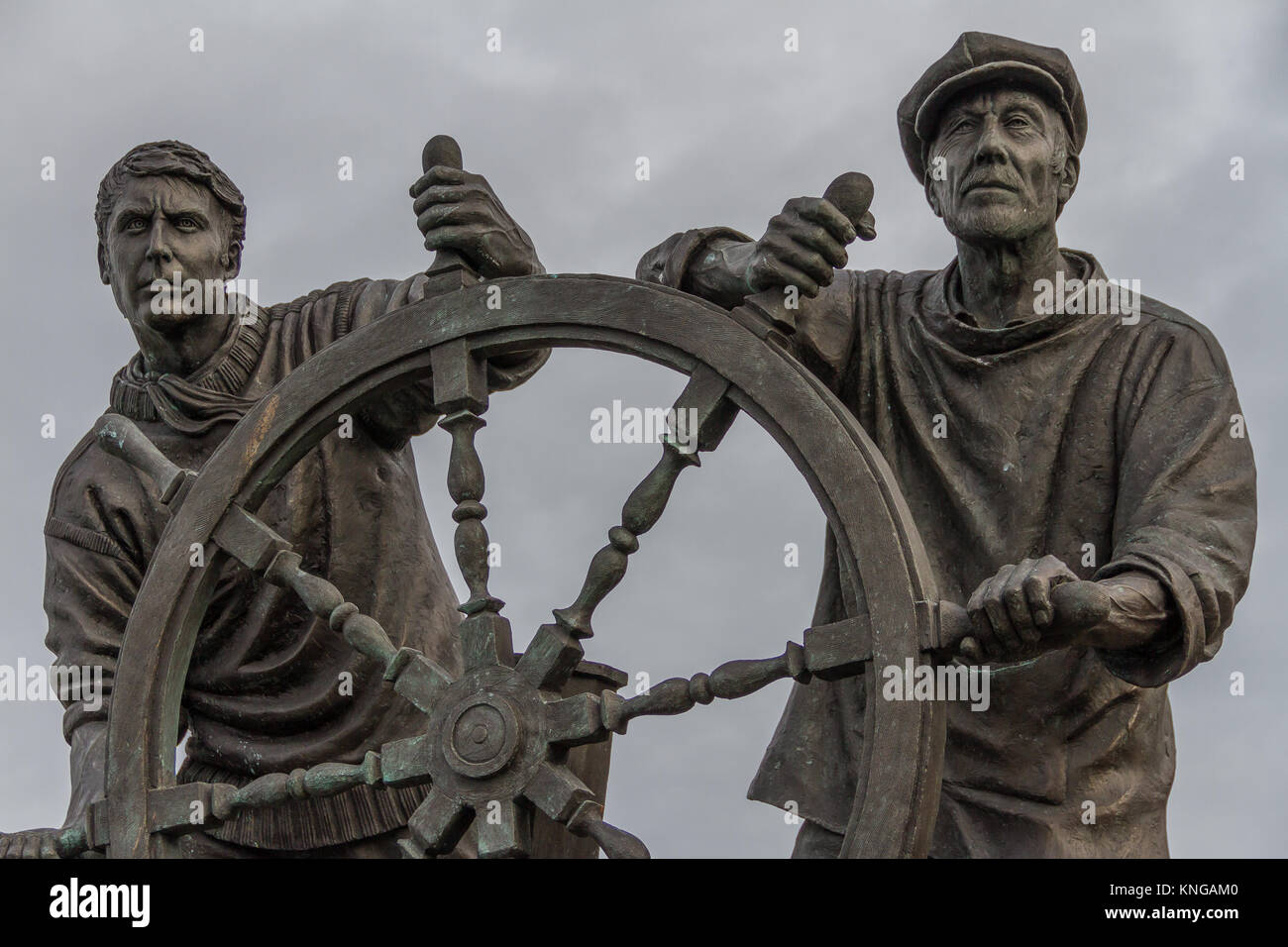 'Man & Boy' Life-dimensionato statua, commemorando vite perdute in mare e celebrando Brixhams patrimonio di pesca. Brixham, Torbay, Devon, Regno Unito. Foto Stock