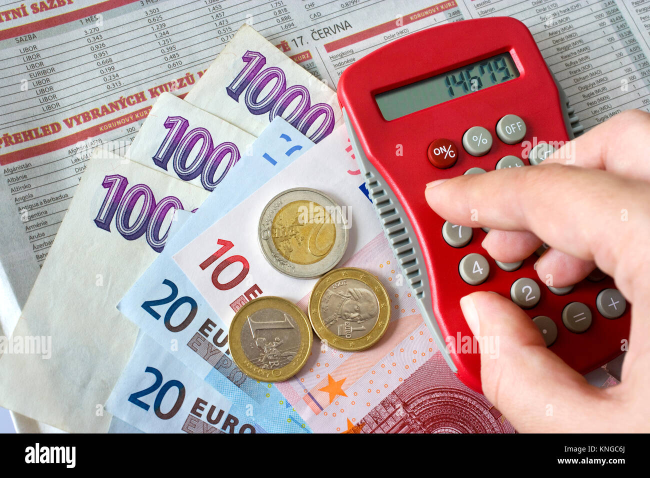 Corona ceca banknes con denaro euro - tassi di cambio - economia finanza  nad Foto stock - Alamy