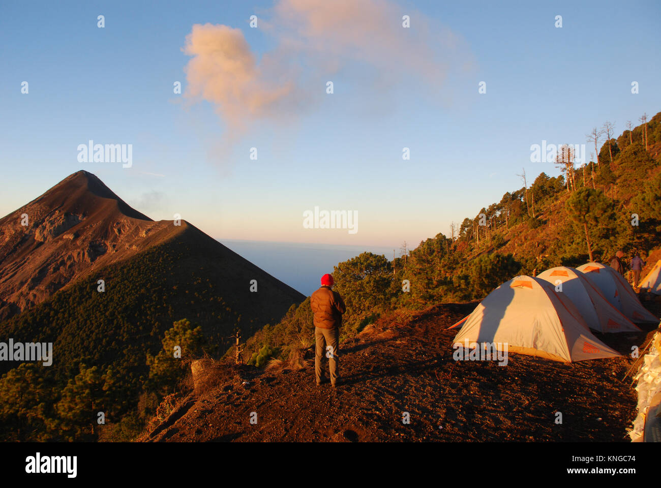Un' eruzione del vulcano Fuego in Guatemala che i mondi più continuamente il vulcano attivo Foto Stock