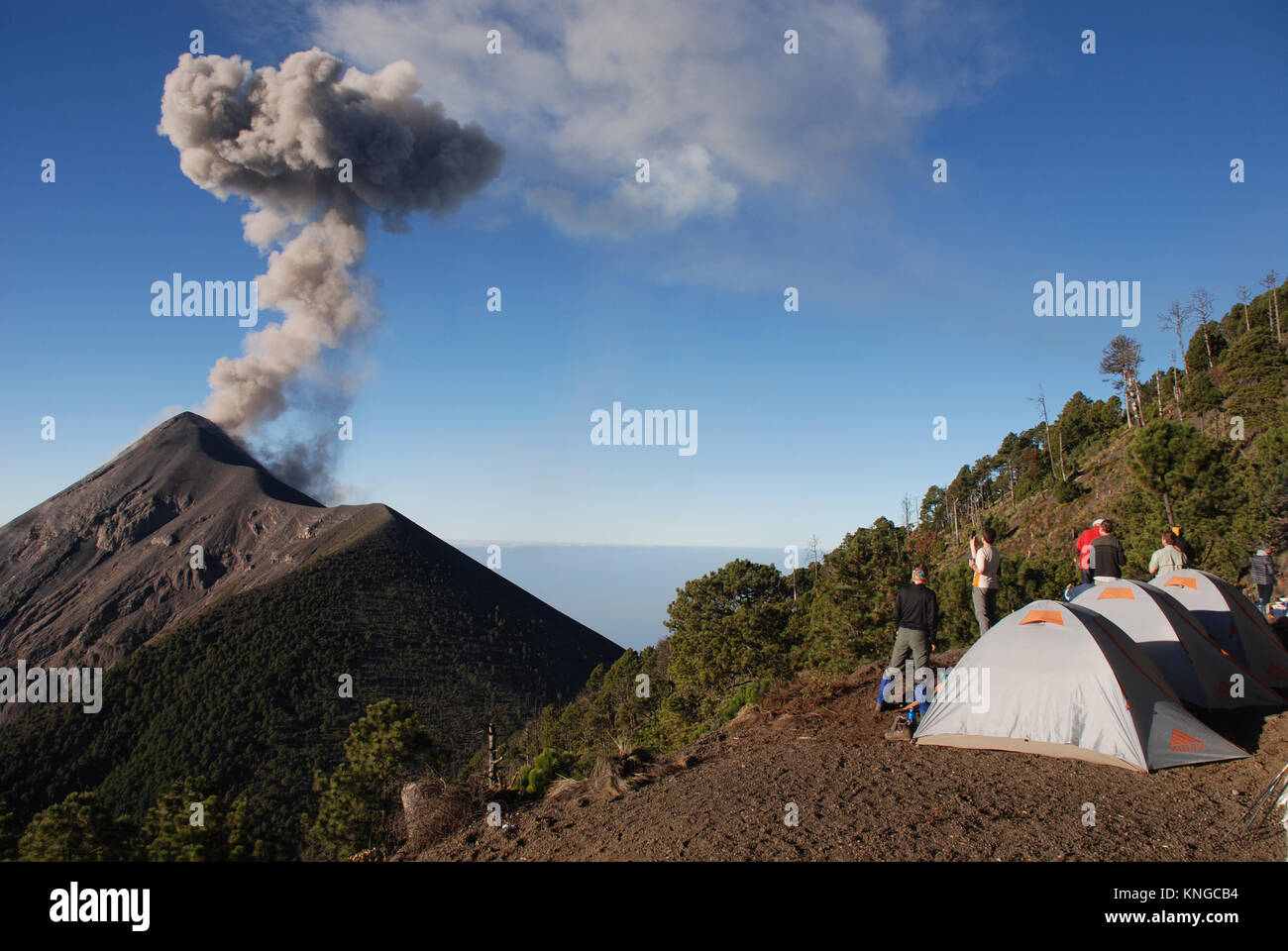 Un' eruzione del vulcano Fuego in Guatemala che i mondi più continuamente il vulcano attivo Foto Stock