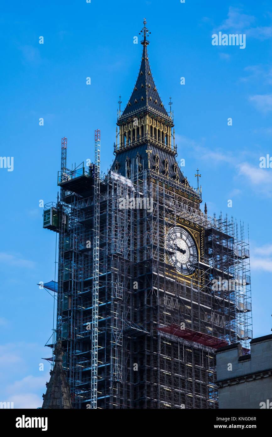 Elisabetta La Torre coperta da impalcature durante lavori di conservazione presso il Palazzo di Westminster, Londra, Inghilterra, Regno Unito Foto Stock