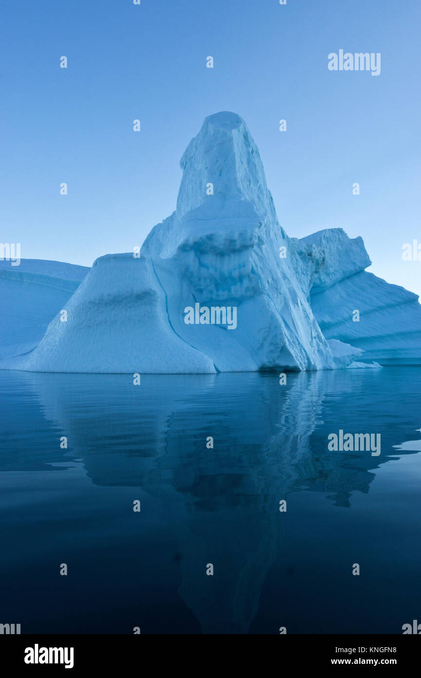 Iceberg in blu luce della sera, Scoresby Sound, Groenlandia, estate 2017 Foto Stock