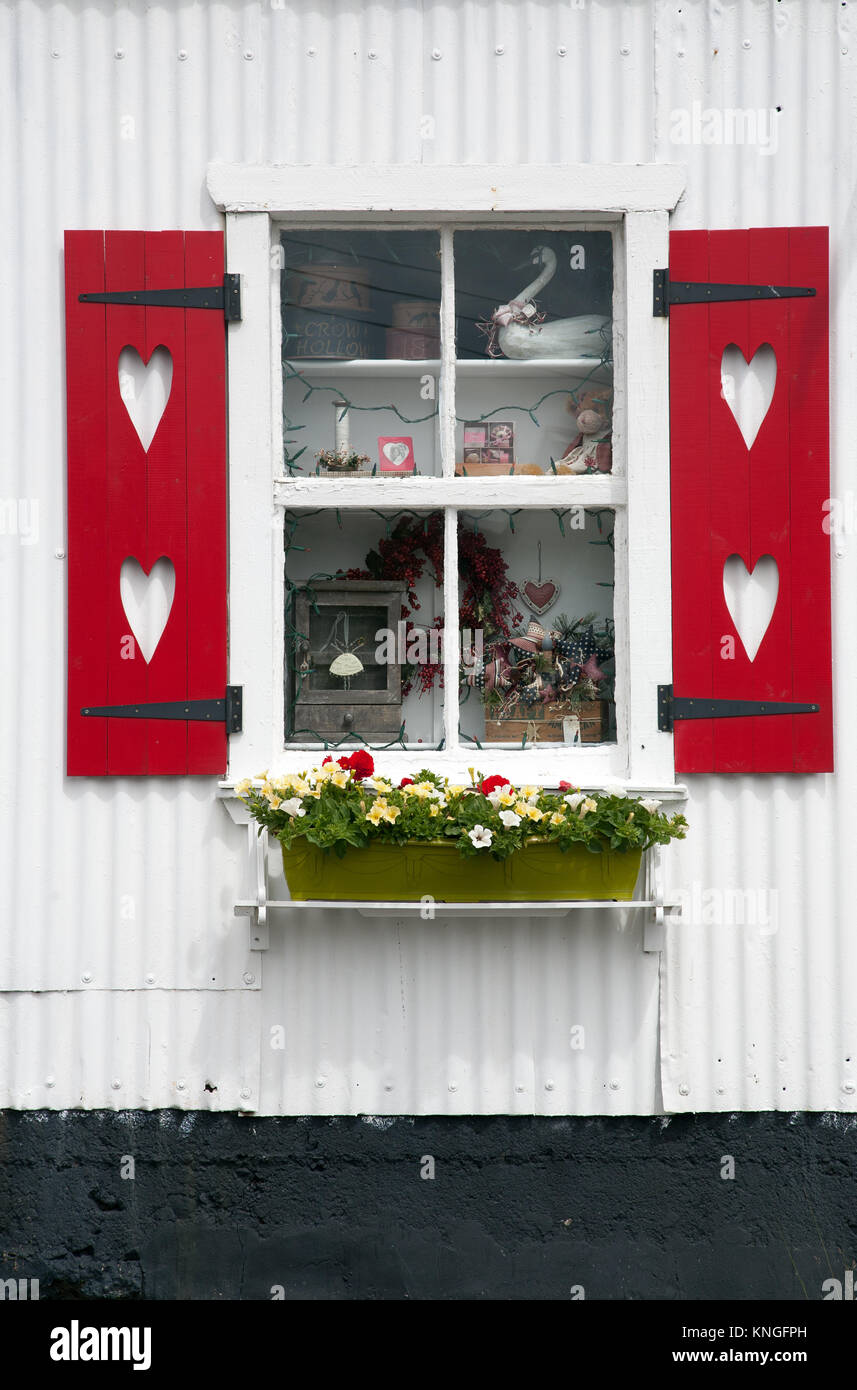 Vetrina con persiane rosse e cuori, Tarbert, Isle of Harris, Scozia Foto Stock
