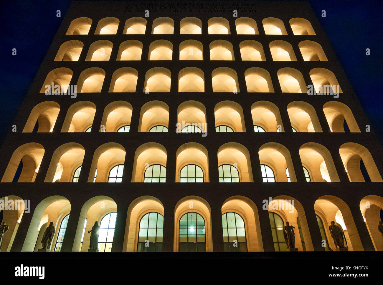 Roma, Italia - Il Palazzo della Civiltà Italiana del quartiere EUR, noto anche come Colosseo Quadrato, icona Nuova costruzione di classica architettura fascista Foto Stock
