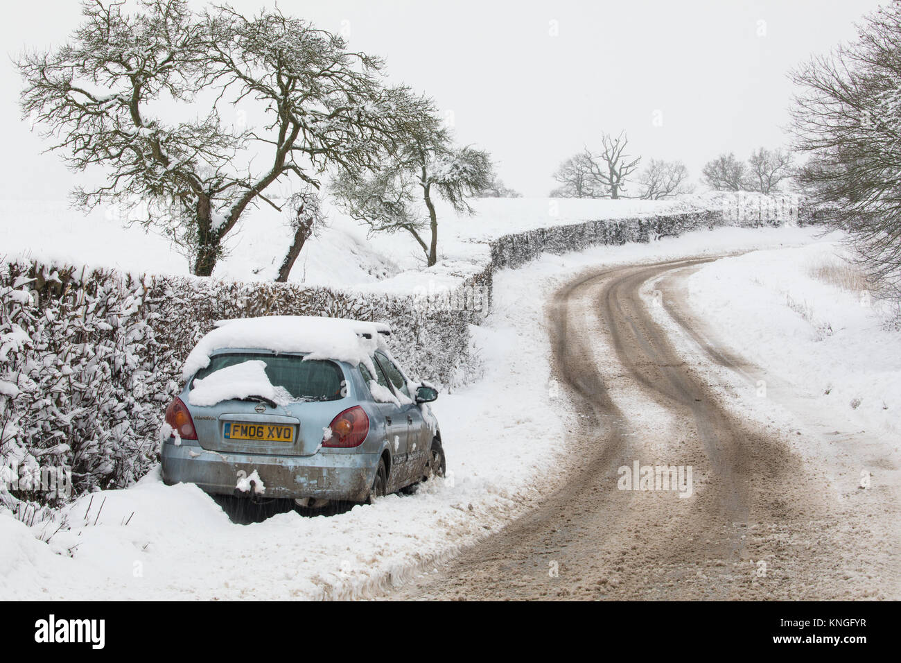 Auto abbandonate in rural Herefordshire, dove pesante, prima neve causato notevoli problemi di trasporto in un'area con assenza di trasporto pubblico. Dicembre 2017. Foto Stock