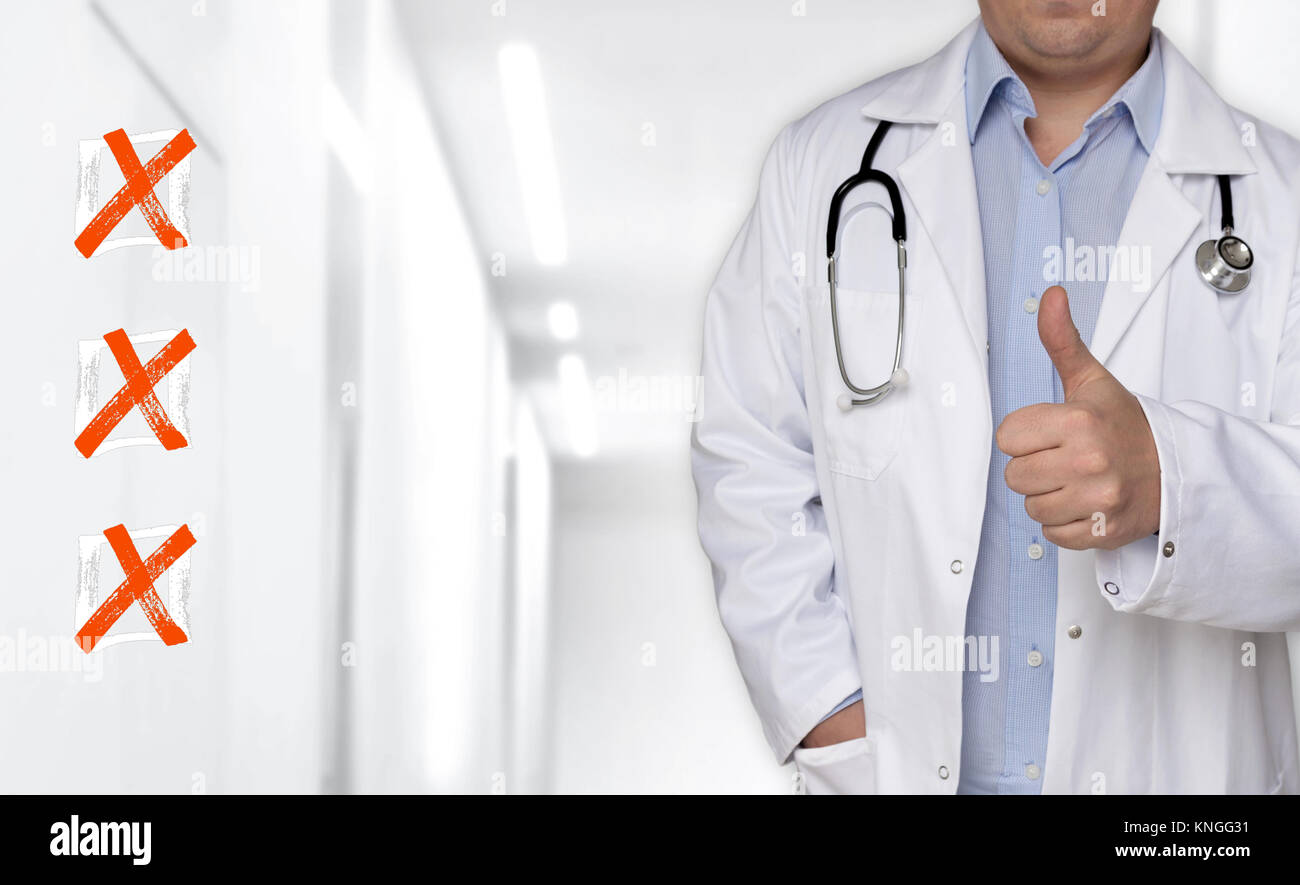 Concetto di casella di controllo e il medico con il pollice in su. Foto Stock