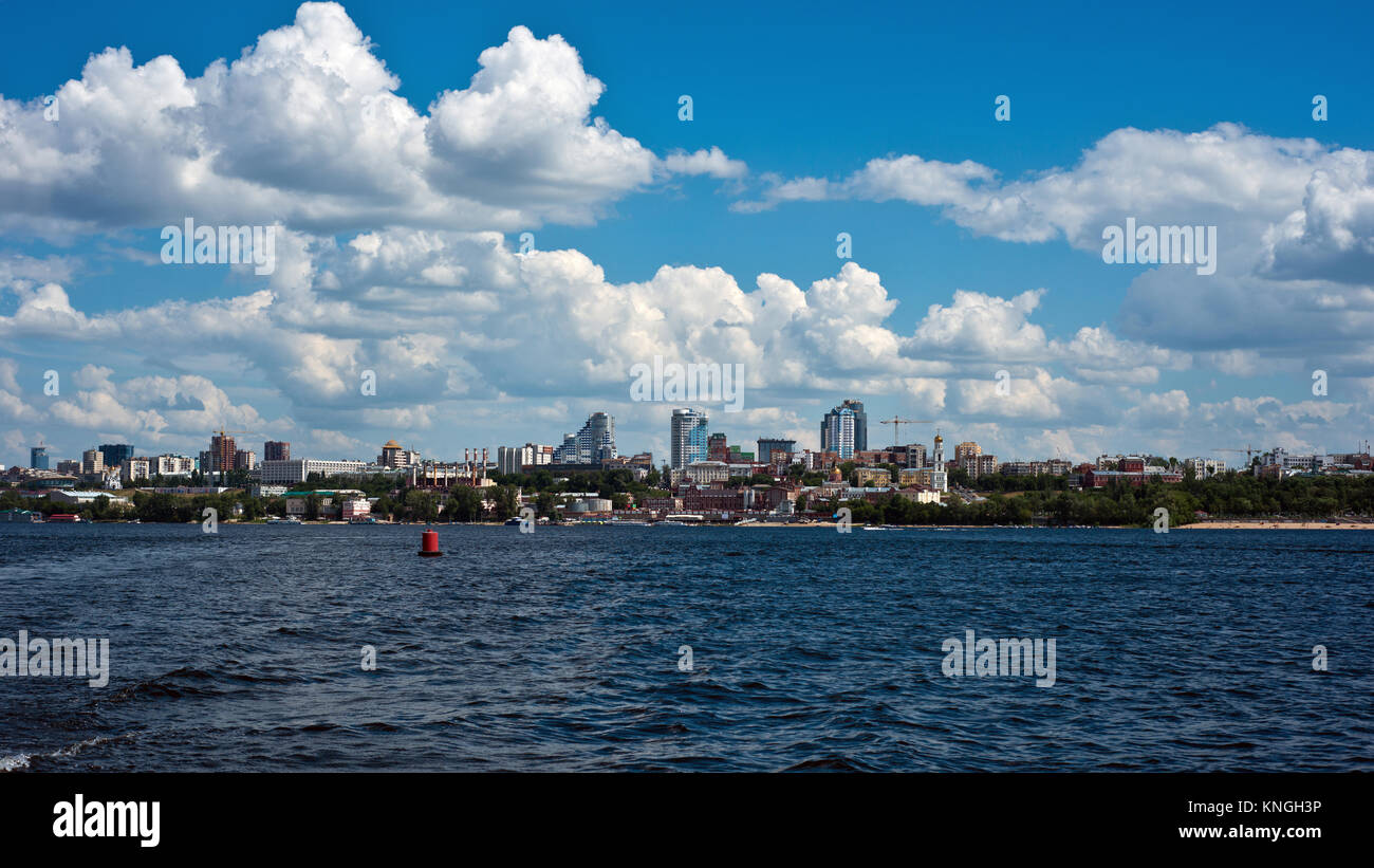 La città di Samara dalla sponda opposta del fiume Volga. o.Rozhdestveno Regione di Samara, Samara, Giugno, 2016 Foto Stock