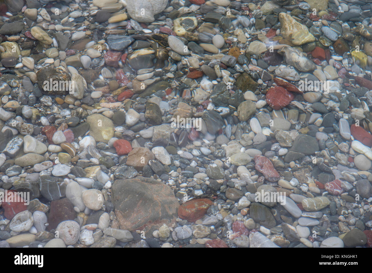 Chiaro mare mediterraneo acqua nel porto Kardimili, Grecia Foto Stock