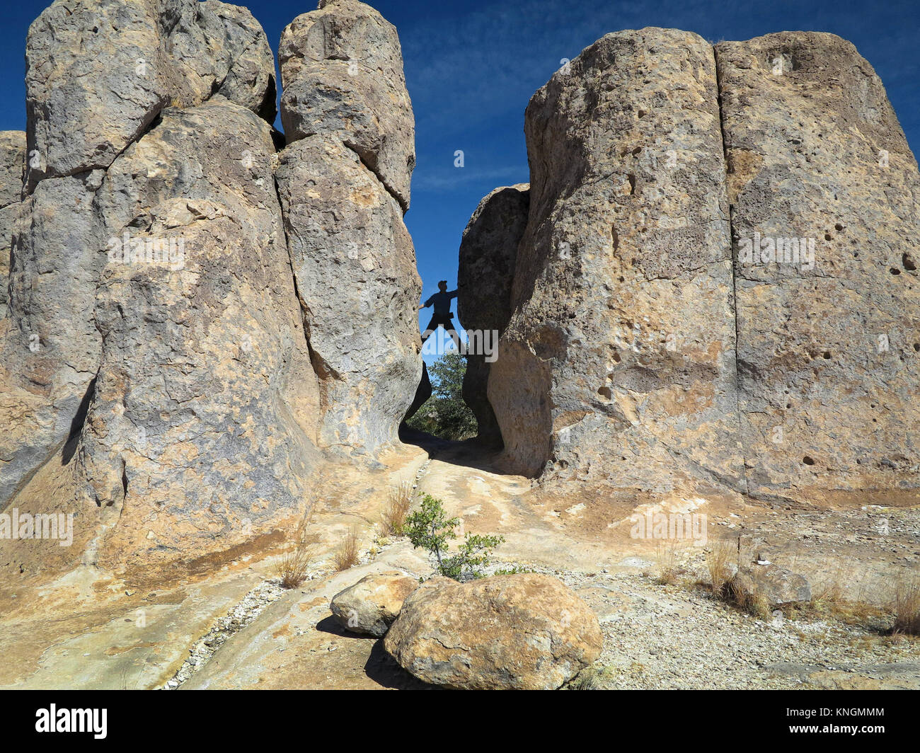 Formazioni geologiche in città di roccia, NM. Arrampicarsi tra una roccia e un posto difficile. Foto Stock