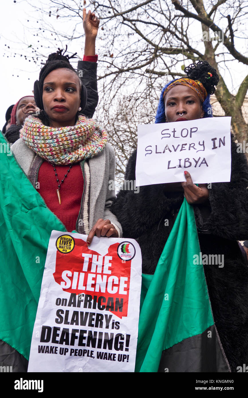 I manifestanti al di fuori dell'Ambasciata libica chiedendo che il governo britannico a pressione la Libia per porre fine alla schiavitù e disumano trattamento dei migranti. Dic 9 2017 Foto Stock