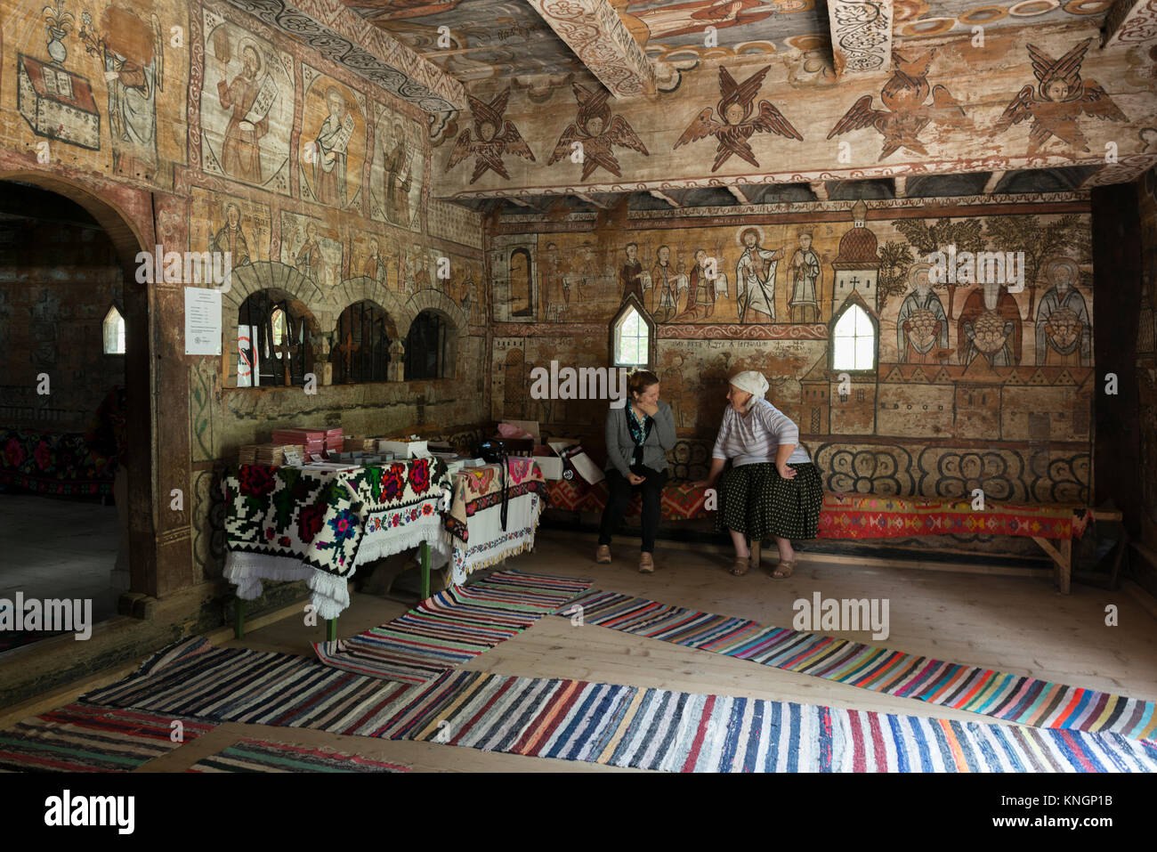 Chiese in legno della Maramureș, Romania:l'Ieud Hill chiesa in Ieud. Due donne in chat nella chiesa. Foto Stock