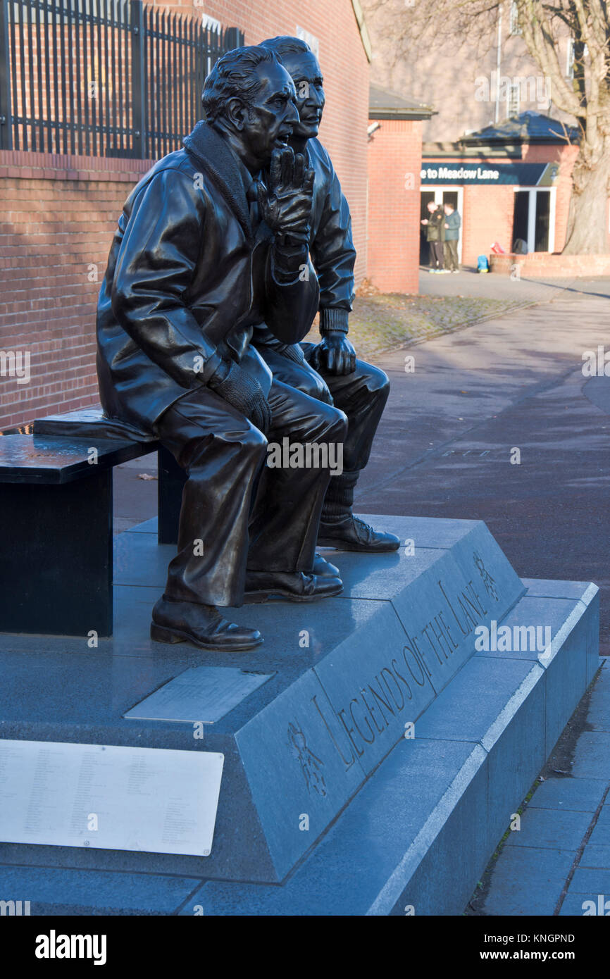 Statua di Jimmy Sirrel e Jack Wheeler, leggende della corsia, fuori Notts County Football Ground, Meadow Lane, Nottingham, Inghilterra, Regno Unito Foto Stock