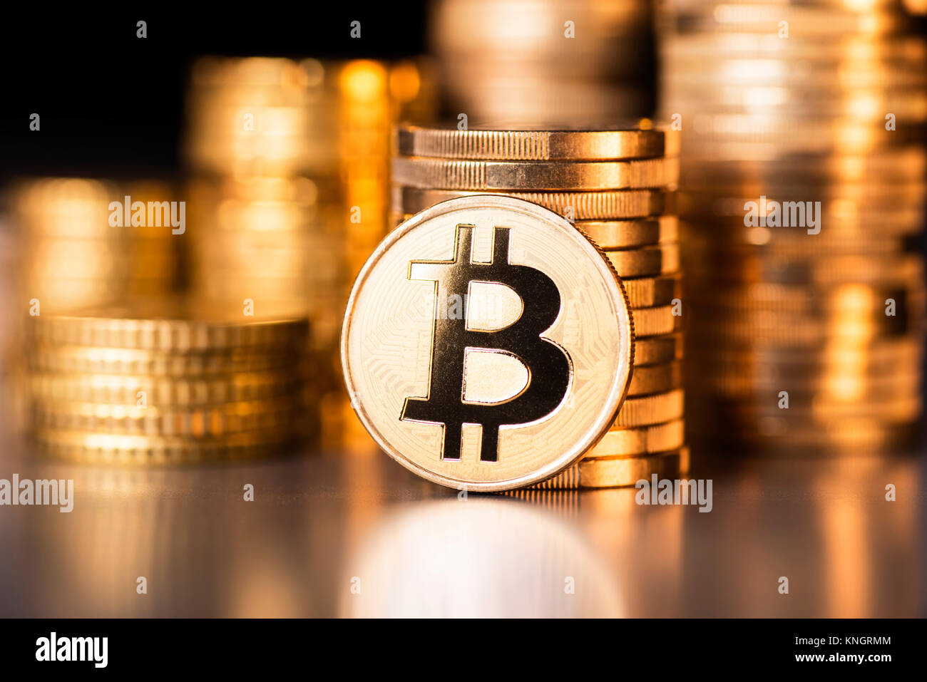 Bitcoin con pile di monete in background Foto Stock