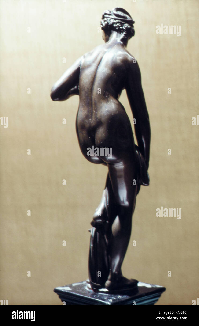 Questa scultura MET, che bagna Venere, rappresenta la dea romana, illustrando la bellezza classica, i temi mitologici e lo stile artistico. Foto Stock