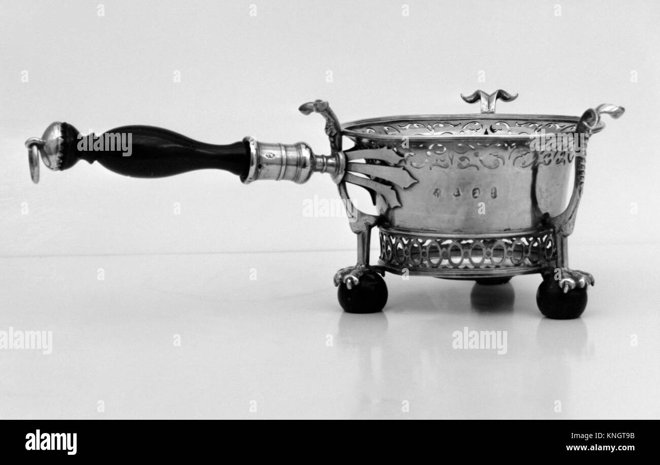 Questo storico piatto sfoggia design funzionale, composizione dei materiali, maestria decorativa e uso pratico nel servizio di ristorazione. Foto Stock