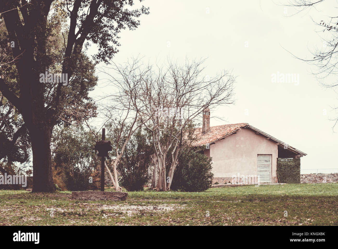 Vecchia casa in campagna, effetto cinematografico Foto Stock