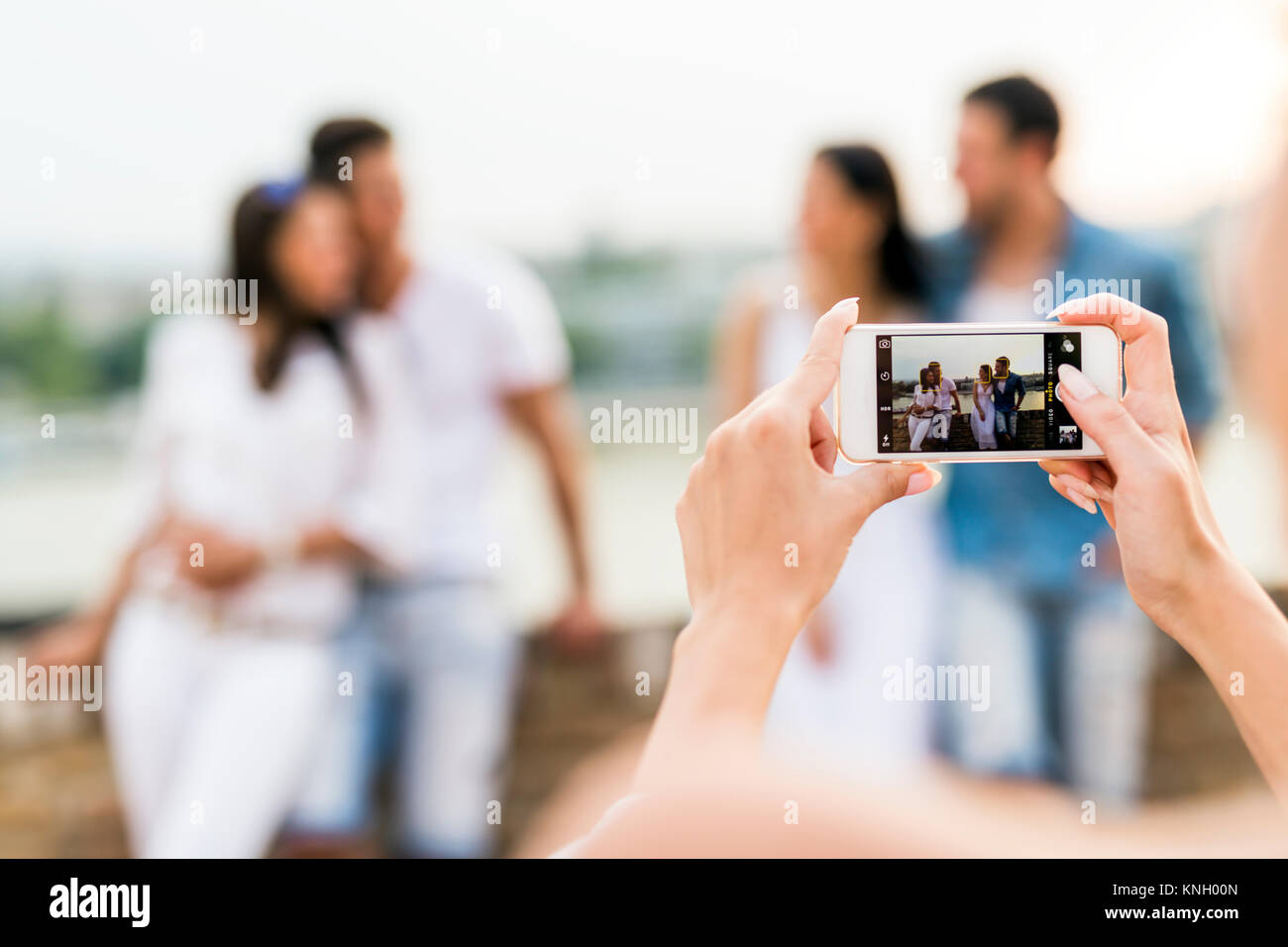 Un gruppo di giovani di essere fotografato Foto Stock