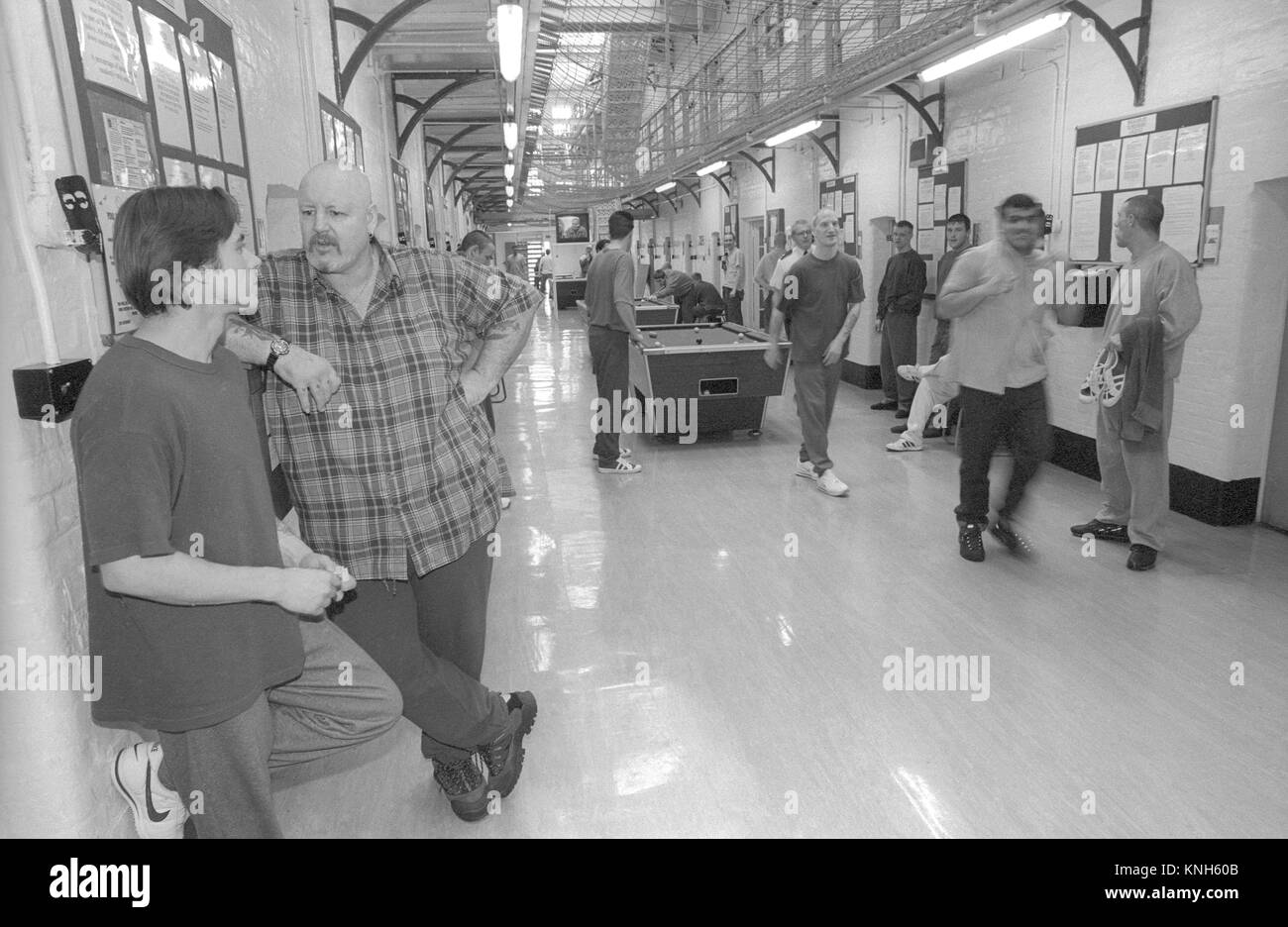 Vista generale del carcere ala durante il detenuto associazione, HMP Winchester, Winchester, Hampshire, Regno Unito. Il 10 maggio 2001. Foto Stock